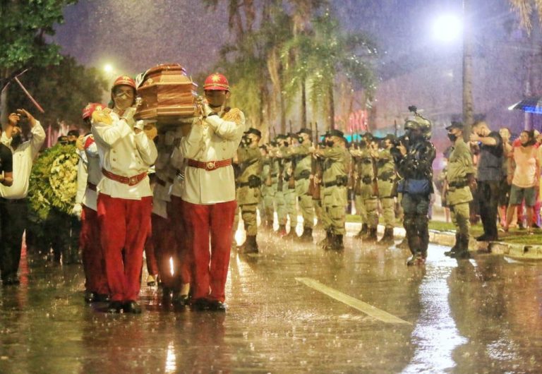 Chuva do céu e de aplausos no último adeus ao ex-governador de Goiás,  Iris Rezende Machado