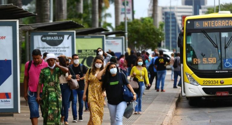 Brasil tem alta significativa na taxa de transmissão da Covid