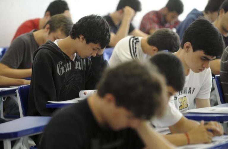 Governo anuncia bolsa de R$ 100 por mês para alunos do ensino médio em Goiás