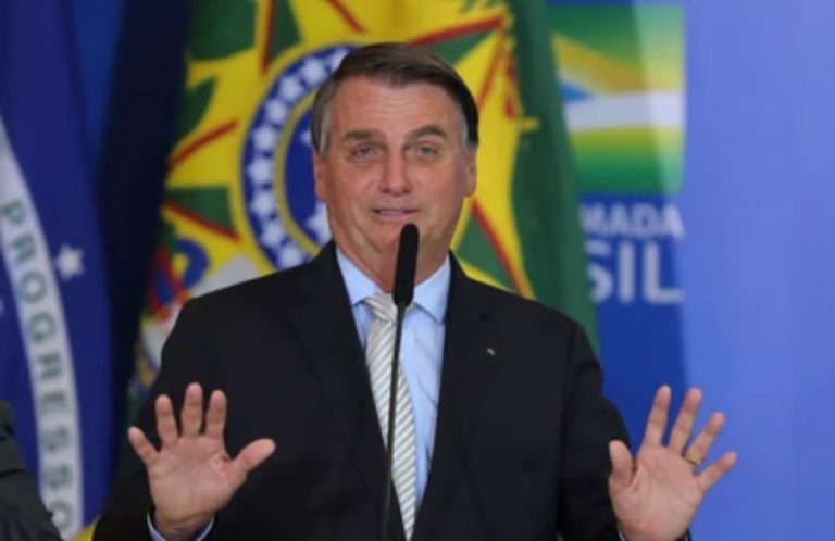 Bolsonaro presta depoimento à PF sobre suposta interferência na corporação