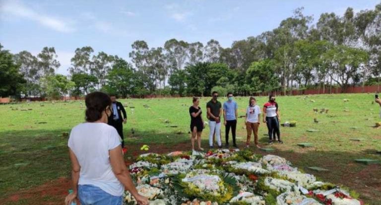 Fãs visitam túmulo de Marília Mendonça um dia após o enterro