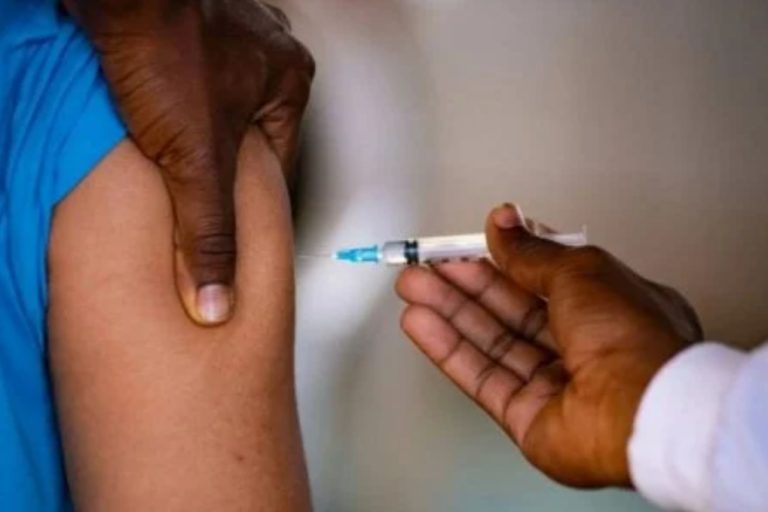 Média móvel de mortes por Covid permanece menor que 300 pelo 6º dia