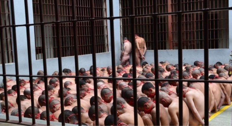 Diretor de presídio é afastado após imagens de presos nus vazarem, em Minas Gerais