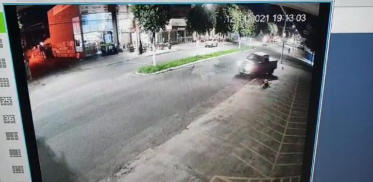 Câmeras flagram mulher sendo atropelada por caminhonete em Catalão