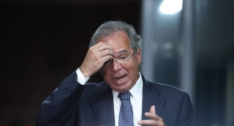 Deputados vão ao MPF após Guedes omitir filha em offshore