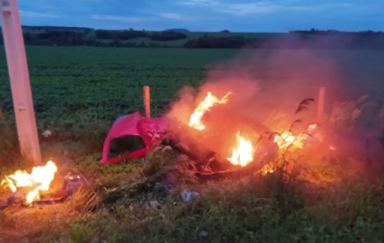 Carro parte ao meio, pega fogo e deixa uma pessoa morta na GO-060