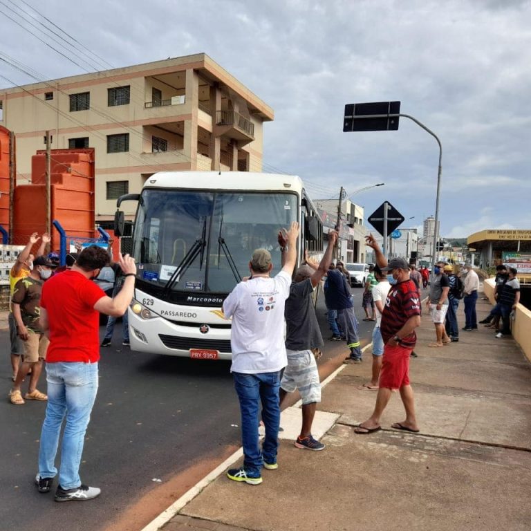 Funcionários barram saída de ônibus de diretores da mineradora CMOC alegando não terem recebido rescisão, em Catalão