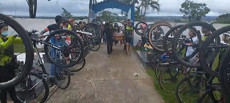 Centena de ciclistas presta homenagem no último adeus ao “Vovô do Pedal”
