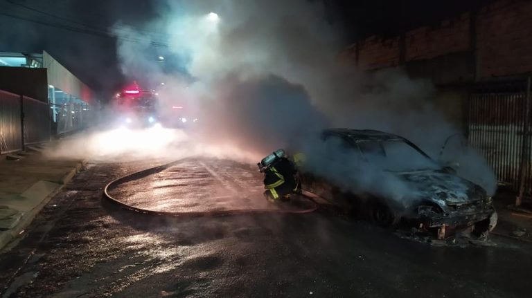 Carro pega fogo durante a madrugada em Catalão