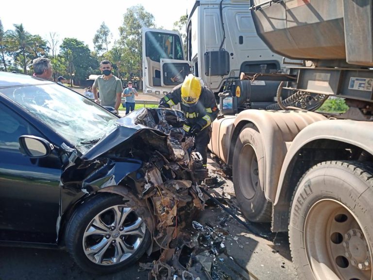 Jovem é arremessado para fora do carro em acidente com carreta no trevo do Dimic, em Catalão