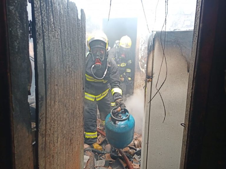 Casa pega fogo e fica destruída no Bairro dos Lucas, em Catalão