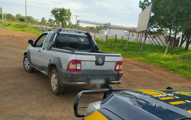 Motorista bêbado sem habilitação bate em mureta de rodovia, sai da pista e acaba preso, em Catalão