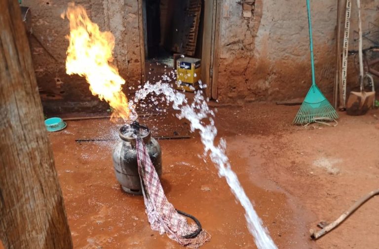 Botijão de gás começa a pegar fogo após vazamento e quase explode, em Catalão