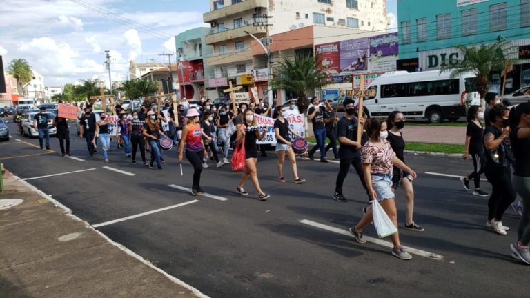 Universitários de Catalão protestam contra falta de professores: ‘medicina não pode morrer’
