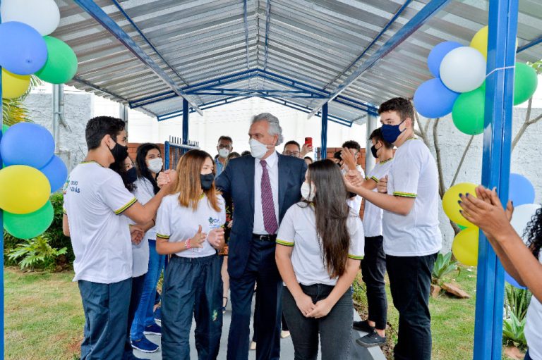 Caiado envia para Alego projeto que cria Bolsa Estudo de R$ 100 mensais para todos os estudantes do Ensino Médio da rede estadual de ensino