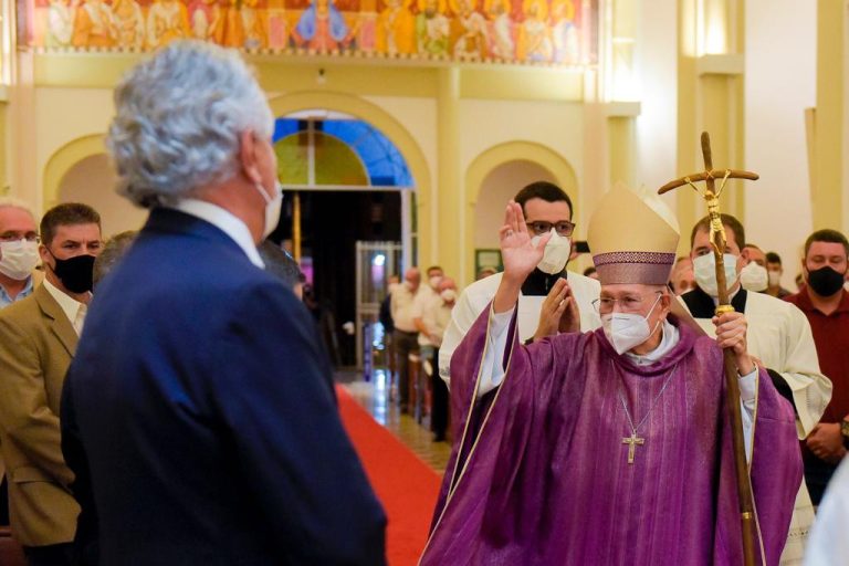 “Iris foi a grande escola que os goianos e o Brasil reconhecem”, diz Caiado durante missa de sétimo dia em memória do ex-governador, na Catedral Metropolitana