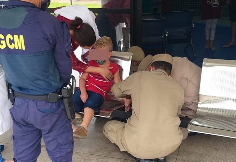 Garoto de 3 anos de idade prende mão em cadeira longarina enquanto esperava por consulta em UPA de Goiânia