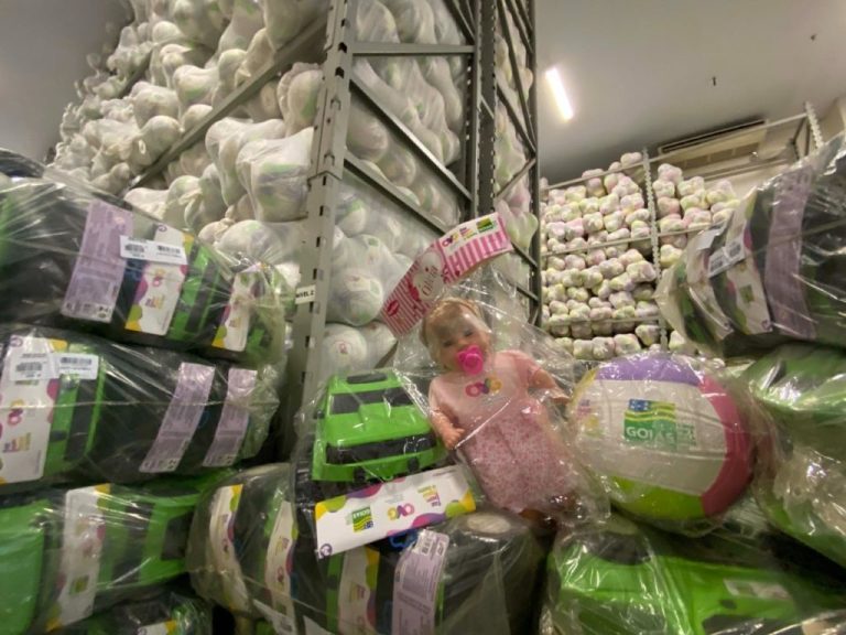 Governo de Goiás inicia entrega de meio milhão de brinquedos nos 246 municípios do Estado