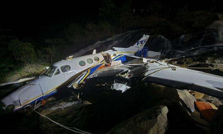 Polícia usou espingarda para afastar invasores de avião de Marília Mendonça