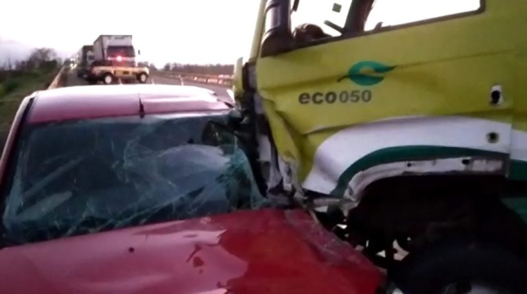 Motociclista morre e motorista fica ferido em acidente envolvendo quatro veículos, em Catalão