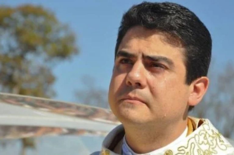 Retorno de padre Robson é aplaudido nas redes mesmo após escândalos