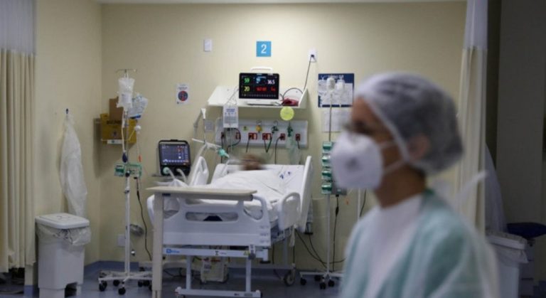 Estudo: risco de internação com Ômicron é 40% menor ante Delta