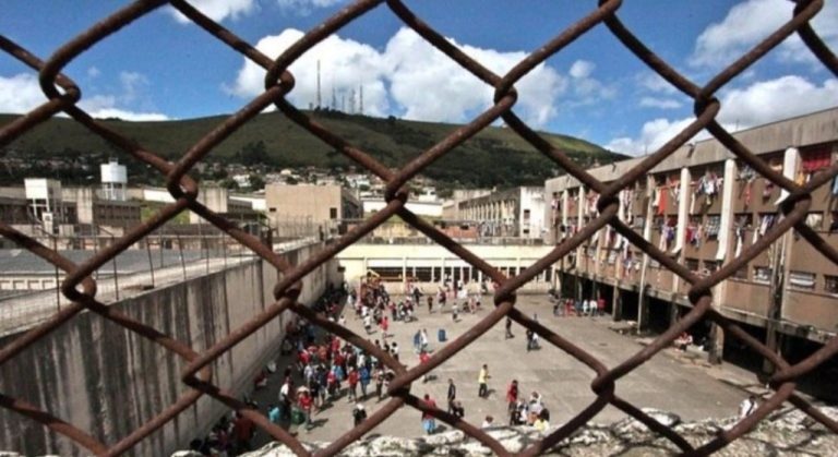 Só 50% dos detentos e servidores estão imunizados contra Covid