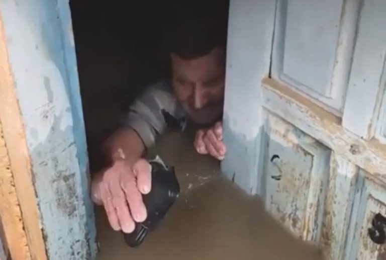 Vídeo mostra homem preso em casa inundada pelas chuvas na Bahia; assista no Blog do Badiinho