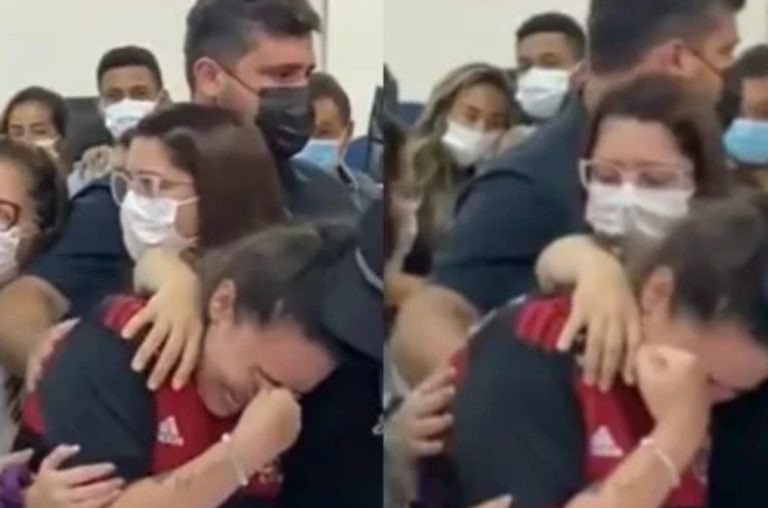 Abalada, Luiza, dupla de Maurílio, é amparada por amigos em velório