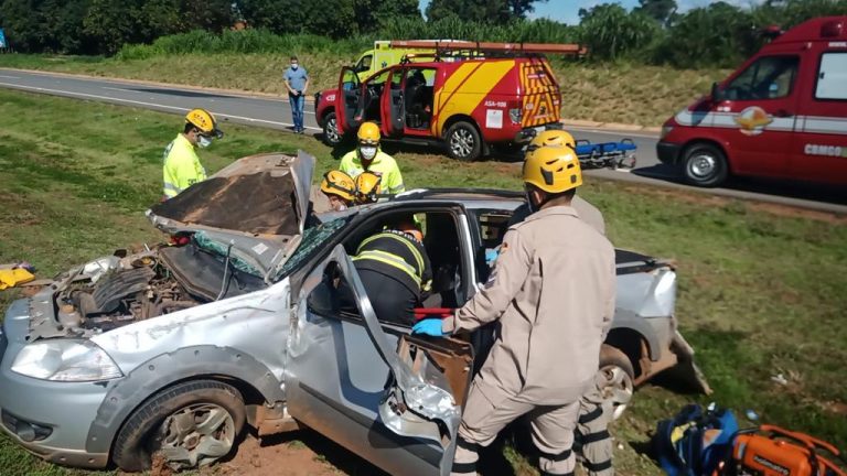 Batida entre carro, caminhonete e caminhão deixa feridos na BR-050, em Catalão