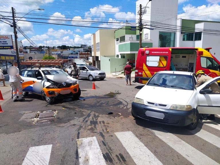 Carros batem em cruzamento no Bairro São João, em Catalão