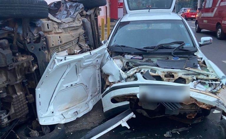 Carro capota após bater em outro, danifica semáforo e deixa motorista ferida, em Catalão