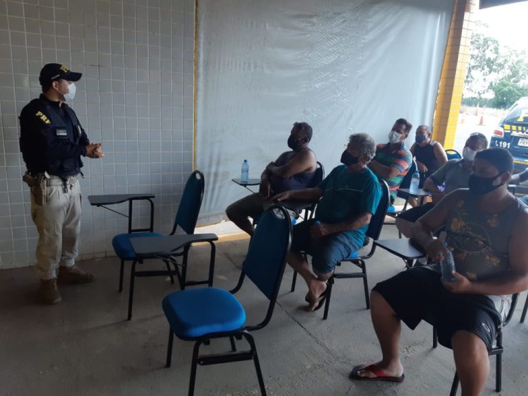 PRF e concessionária que administra a BR 050 promoveram ação educativa para motoristas; projeto é chamado de ‘Cinema Rodoviário’