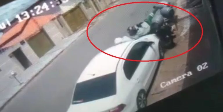 NASCEU DE NOVO: entregador de gás é atingido em cheio por carro no momento chegava em residência para entregar botijão, em Catalão
