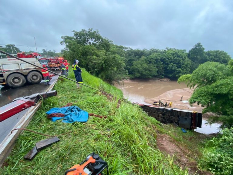 TRAGÉDIA EM GOIÂNIA: Acidente envolvendo ônibus, caminhão e automóvel deixa cinco mortos na BR 153