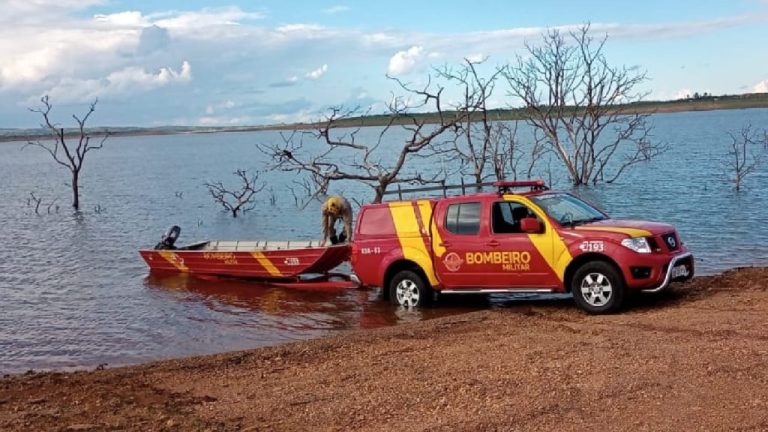SUSTO: homem é arremessado para fora de canoa no lago da Serra do Facão após perder o controle da embarcação