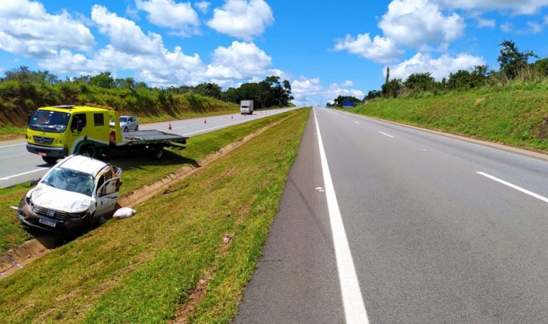 Casal sofre ferimentos após capotamento na BR-050, em Catalão