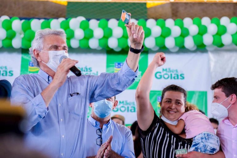 Em Novo Gama, Caldas Novas e Catalão, Caiado entrega 2.980 cartões do programa Mães de Goiás, e injeta R$ 745 mil mensais na economia dos três municípios