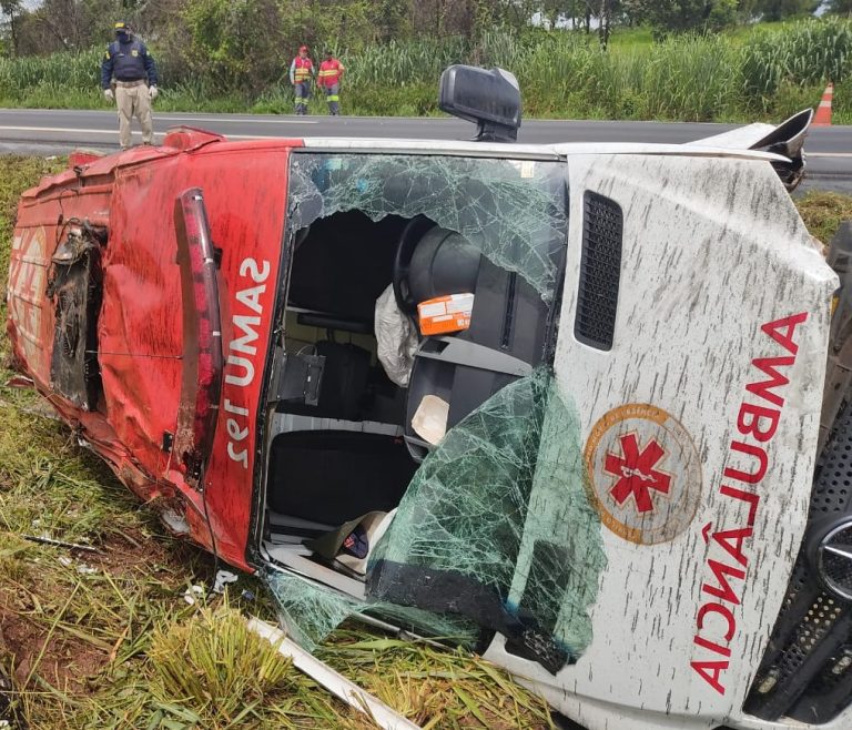 Acidente envolvendo viatura do SAMU deixa recém-nascido prematuro e avó feridos;  quatro ocupantes do SAMU ficaram gravemente feridos