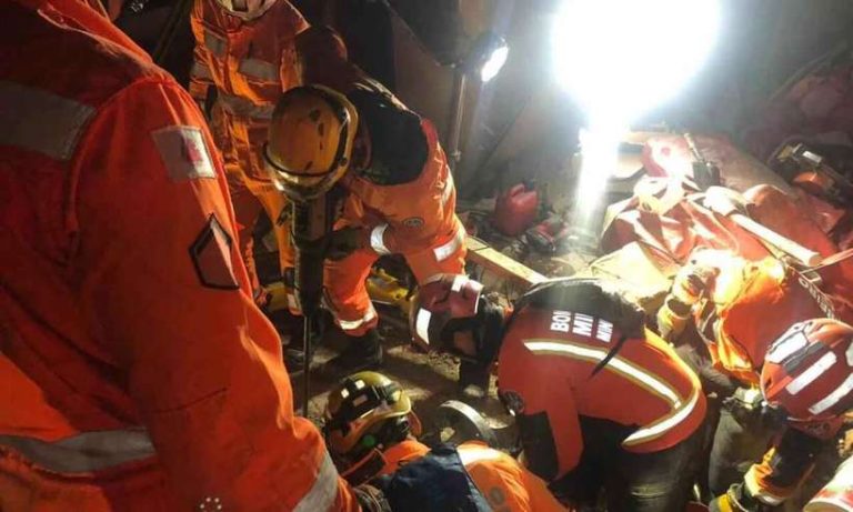 Em Belo Horizonte MG, dois prédios desabam e matam homem e bebê de 1 ano