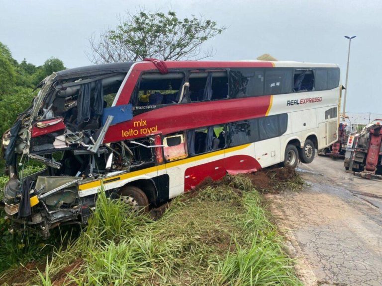 Vídeo mostra ônibus que se envolveu em acidente na BR-153 sendo retirado de ribanceira; Polícia Civil apura dinâmica