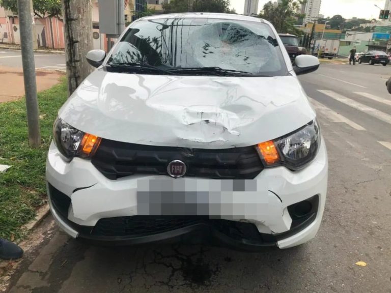 Motorista se distraí com GPS e atropela motociclista em semáforo de Goiânia