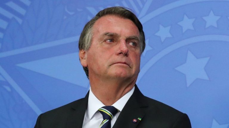 Bolsonaro é internado em hospital de São Paulo