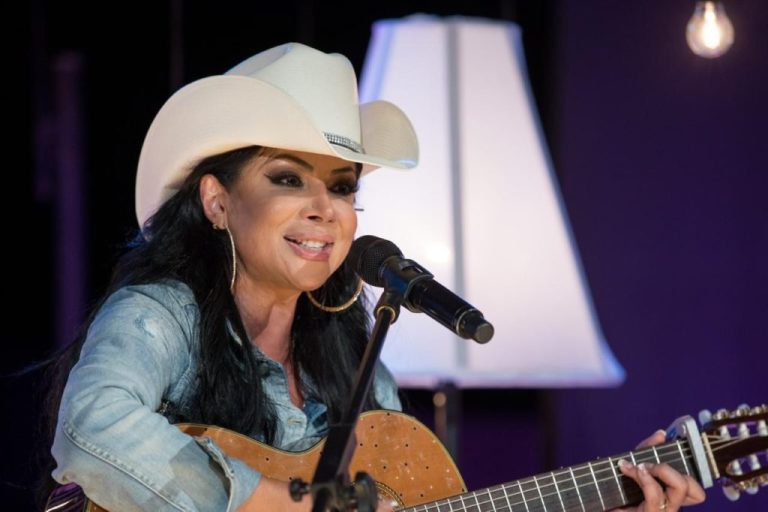 DIVA DOS MODÕES:  Valéria Barros fará show em Catalão neste sábado (08/01)
