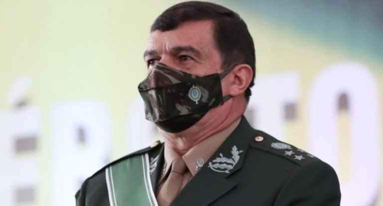Comandante do Exército determina vacinação e proíbe fake news