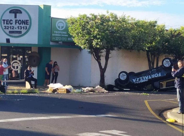 Carro de funerária capota ao ser atingido em cruzamento e caixão com corpo é arremessado para fora; vídeo