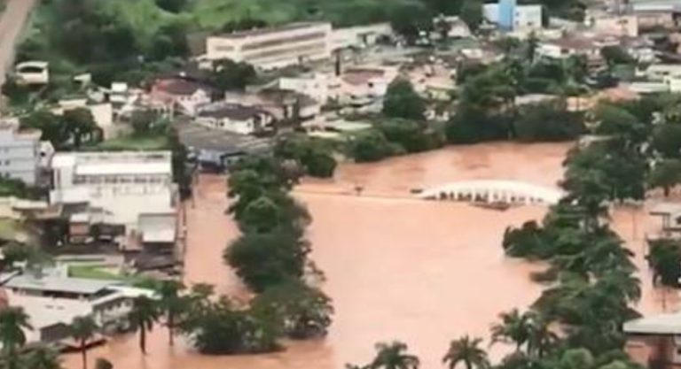 Ponte se rompe e deixa moradores ilhados em Nova Era (MG)