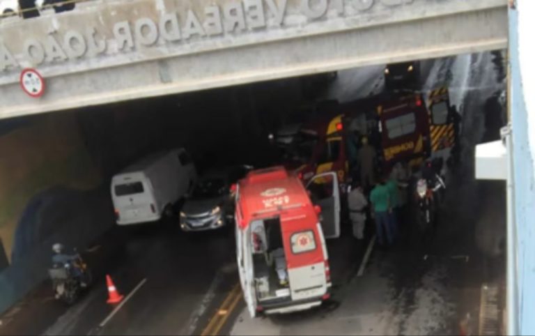 Motoqueiro é atingido por carro e cai de viaduto em Aparecida de Goiânia