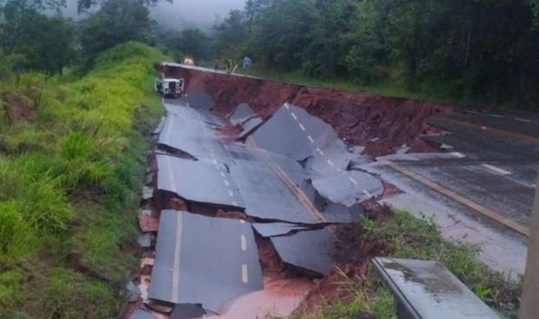 Cratera se abre em rodovia mineira no momento em que ambulância passava