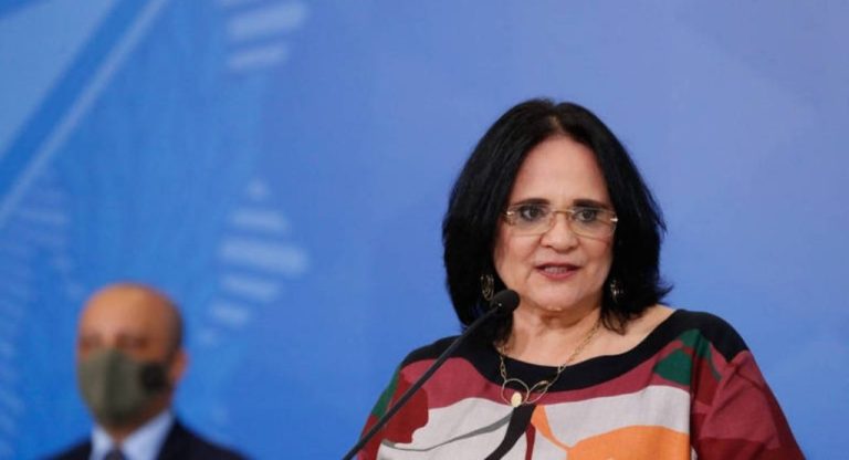 Ministra Damares é diagnosticada com Covid-19 e tem sintomas leves